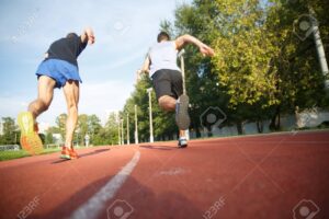 atletas compitiendo en una pista de atletismo