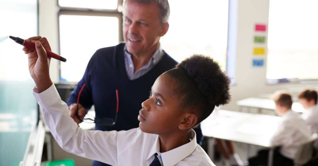 Qué es el profesorado de Juan B. Justo y qué ofrece 20 aula con estudiantes y un profesor interactuando