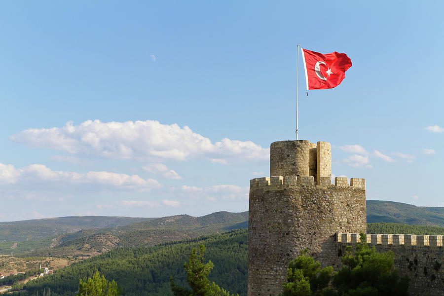 Quién dijo "mi patria es primero" y cuál es su contexto histórico 4 bandera ondeando en un paisaje historico