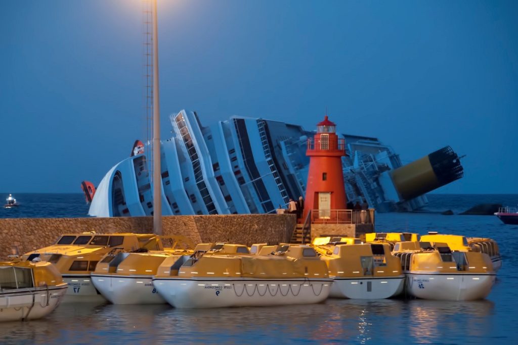 Cuántos botes salvavidas había en el Titanic y por qué eran insuficientes 21 botes salvavidas en el oceano con un barco