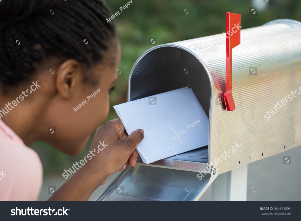 Cómo puedo mandar una carta a través del servicio de Correos 1 buzon de correos con cartas saliendo
