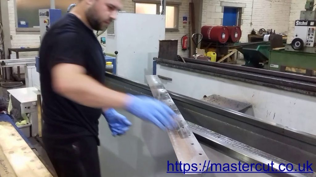 Cómo afilar correctamente las cuchillas de una guillotina 2 Cómo afilar correctamente las cuchillas de una guillotina