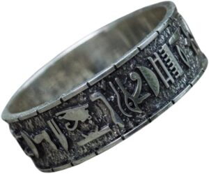 imagen de un anillo antiguo con simbolos