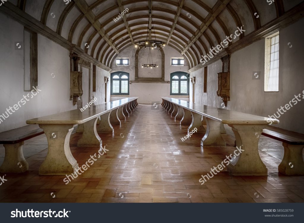 interior acogedor de un convento antiguo