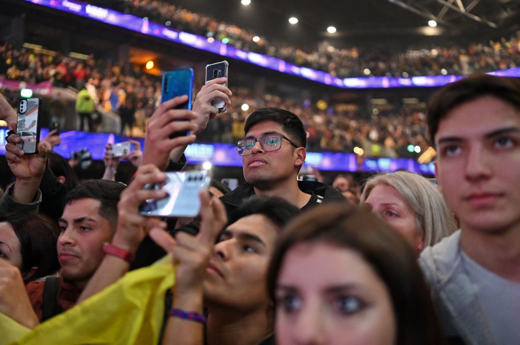 jovenes votando en una eleccion en argentina