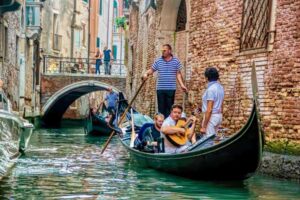 laberinto de canales y gondolas en venecia