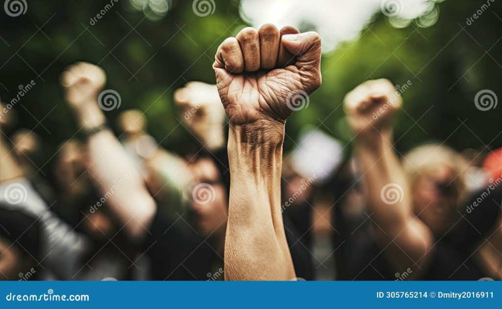 Qué frases célebres conmemoran el Primero de Mayo y su significado 41 manos unidas levantando carteles en una manifestacion