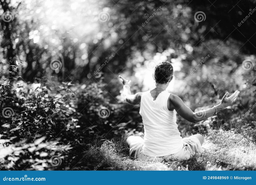 mujer meditando rodeada de luz blanca
