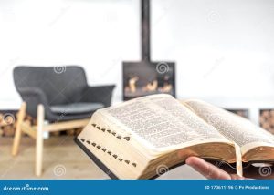 nino leyendo la biblia en un entorno acogedor