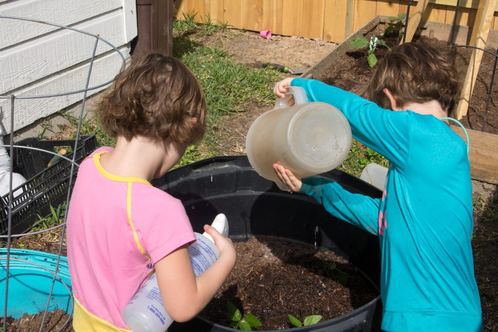 Qué inventos sencillos pueden ayudar a los niños a cuidar el medio ambiente 1 ninos usando contenedores reciclables en un jardin