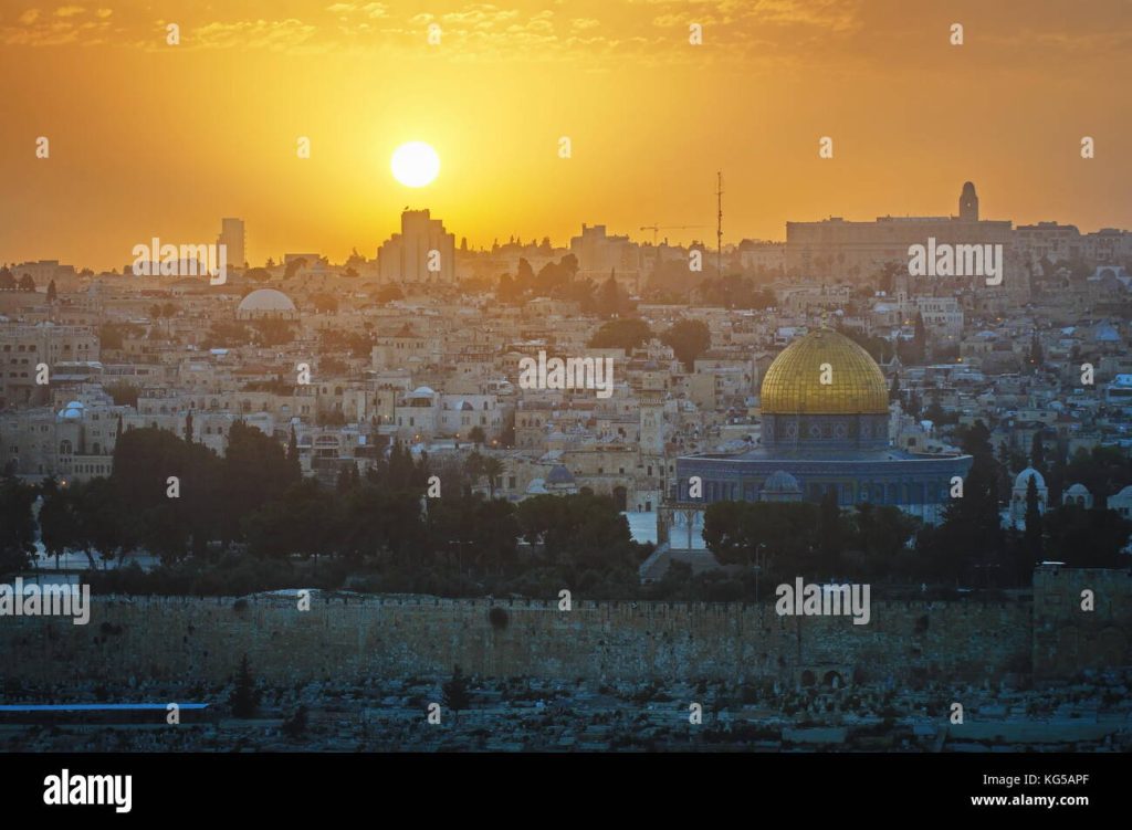 Por qué Jerusalén es considerada la ciudad tres veces santa 1 panorama de jerusalen al atardecer