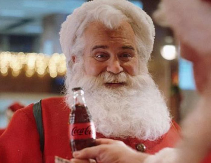 Cómo hacer una llamada de Papá Noel para Coca Cola en Argentina 21 papa noel con botellas de coca cola en argentina