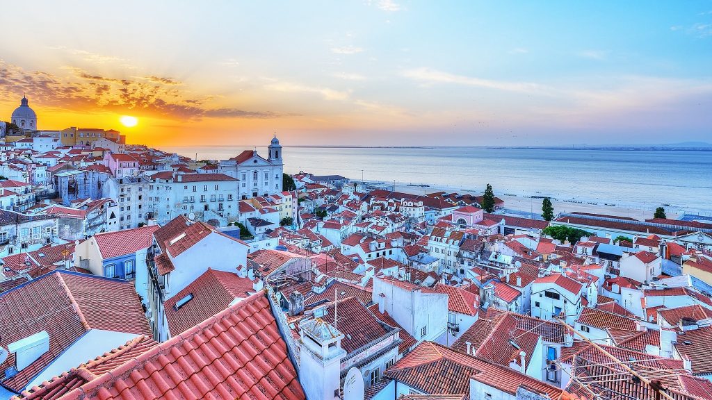 pueblo costero con mar y atardecer