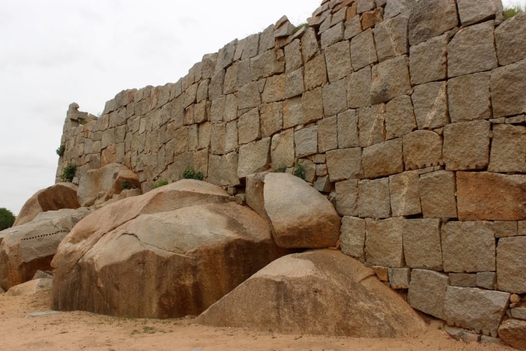 Qué fecha se menciona sobre las puertas de piedra en español 1 Qué fecha se menciona sobre las puertas de piedra en español