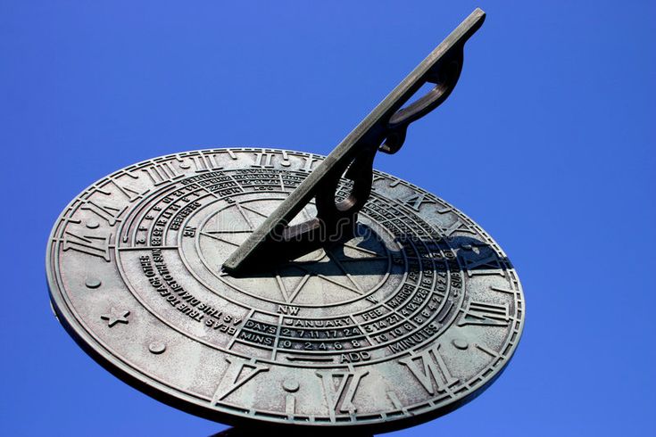 A qué hora se inventó la hora y cómo se midió el tiempo 1 reloj de sol con fondo de cielo azul