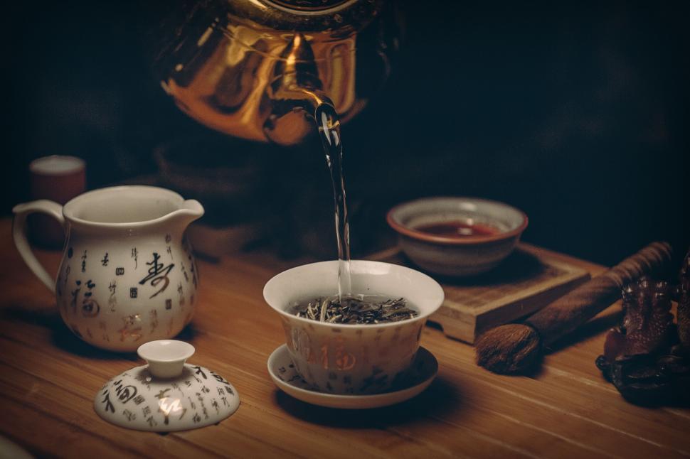 Por qué en China es común beber agua caliente en lugar de fría 29 taza de agua caliente en una mesa tradicional china