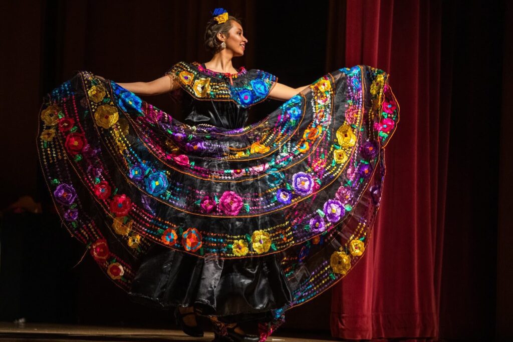 Descubre la riqueza cultural de Sinaloa: Bailes tradicionales y vestimenta de los bailarines 3 Descubre la riqueza cultural de Sinaloa: Bailes tradicionales y vestimenta de los bailarines