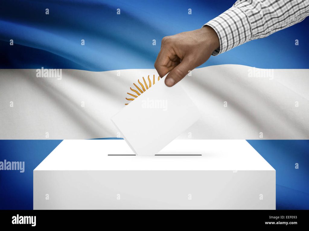 urna electoral con boletas en argentina