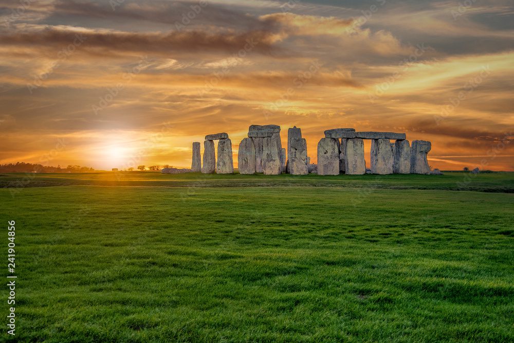 Se ha completado la construcción del monumento de Stonehenge 26 vista panoramica de stonehenge al atardecer